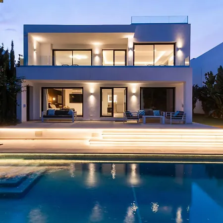 106 Private Luxury Villa, Heated Pool & Sauna Villa *