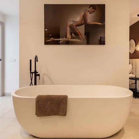 106 Private Luxury Villa, Heated Pool & Sauna Villa *