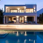 106 Private Luxury Villa, Heated Pool & Sauna Βίλα *
