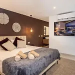 106 Private Luxury Villa, Heated Pool & Sauna *