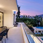 106 Private Luxury Villa, Heated Pool & Sauna Βίλα Μαρμπέλλα