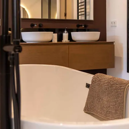 106 Private Luxury Villa, Heated Pool & Sauna וילה