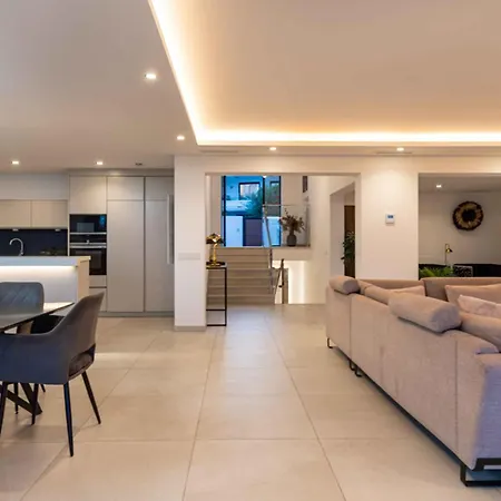 106 Private Luxury Villa, Heated Pool & Sauna *