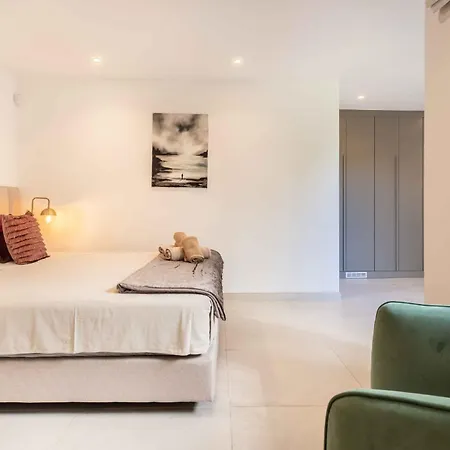 106 Private Luxury Villa, Heated Pool & Sauna *