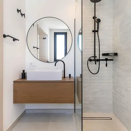 106 Private Luxury Villa, Heated Pool & Sauna 马尔韦利亚