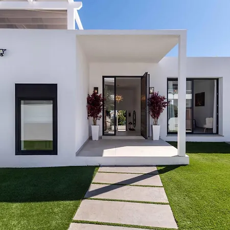 106 Private Luxury Villa, Heated Pool & Sauna מארבלה