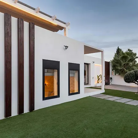 106 Private Luxury Villa, Heated Pool & Sauna *