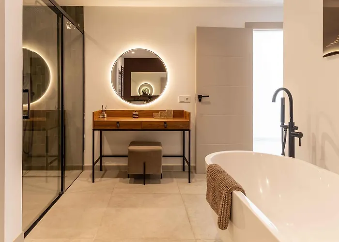 106 Private Luxury Villa, Heated Pool & Sauna