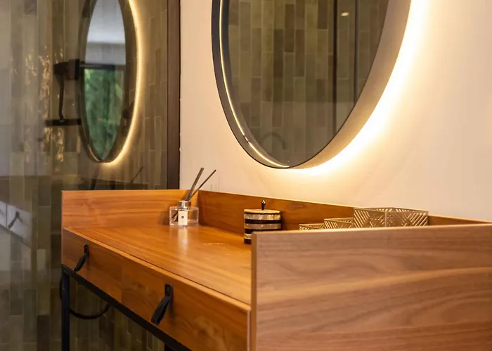 106 Private Luxury Villa, Heated Pool & Sauna *