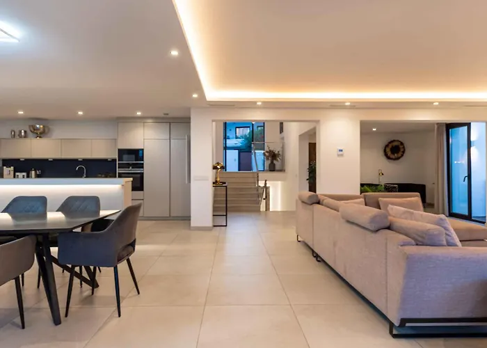 106 Private Luxury Villa, Heated Pool & Sauna *