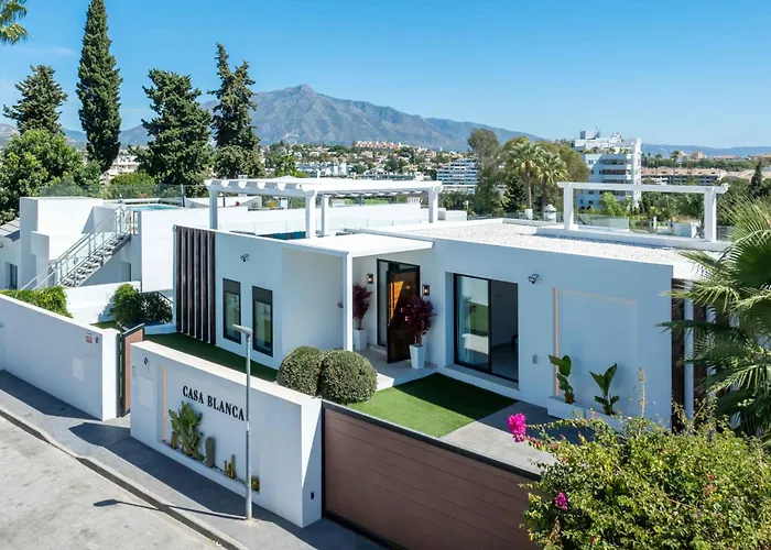 106 Private Luxury Villa, Heated Pool & Sauna Villa