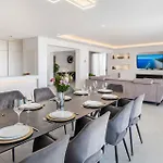 106 Private Luxury Villa, Heated Pool & Sauna *