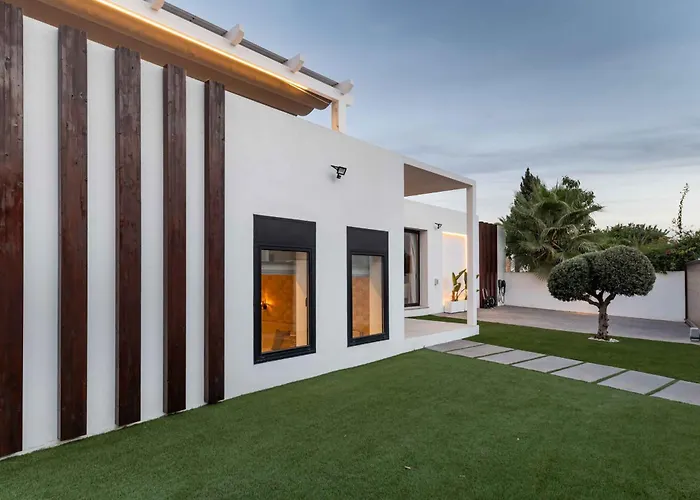106 Private Luxury Villa, Heated Pool & Sauna *