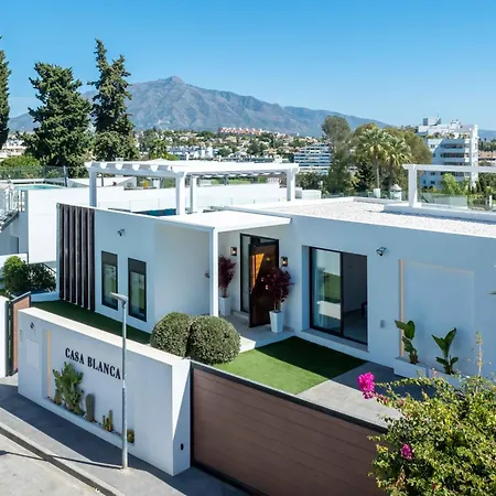 106 Private Luxury Villa, Heated Pool & Sauna Villa