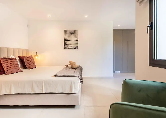 106 Private Luxury Villa, Heated Pool & Sauna *